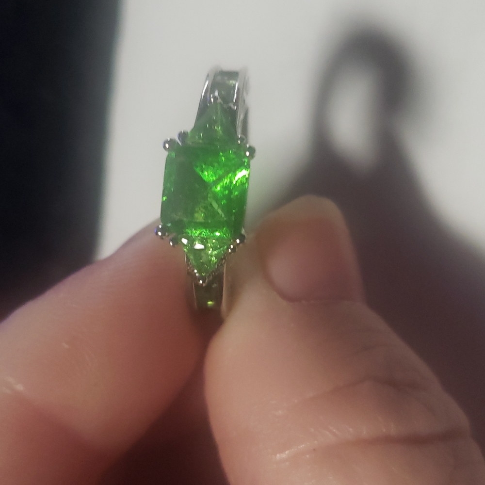 Gorgeous green emerald real silver very sparkling it's so amazing